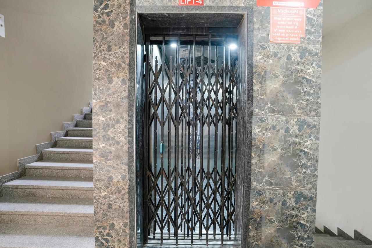Fabexpress Blue Stone Hotel Surat Ngoại thất bức ảnh